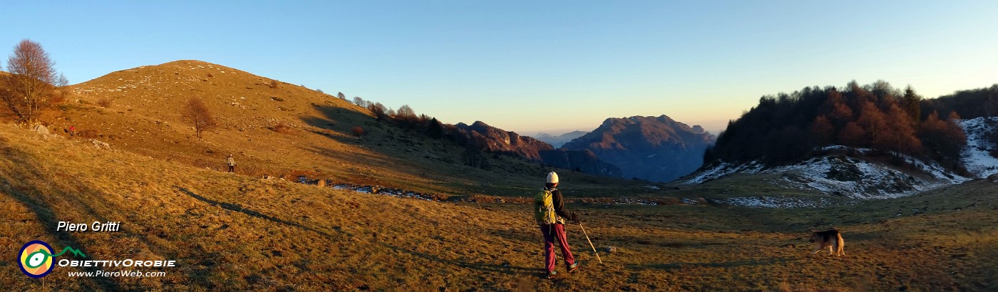 93 Scendendo al tramonto i pratoni di Foppa Lunga.jpg